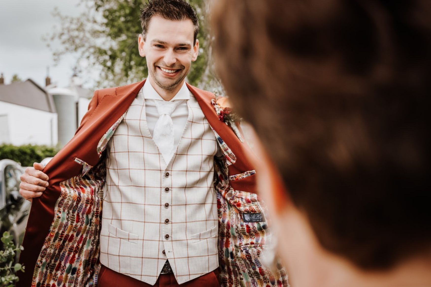 Rood trouwpak op maar Hoes Tailors