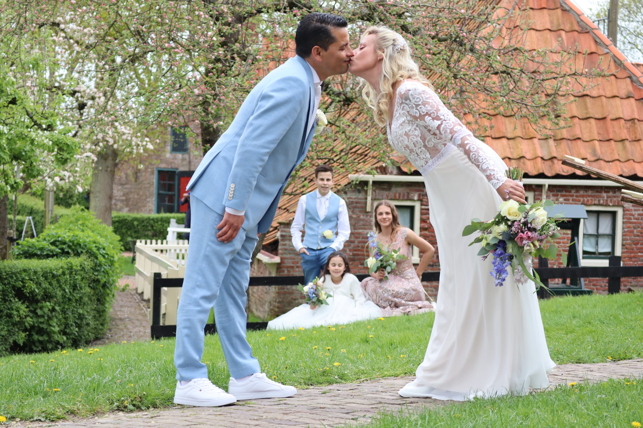 Lichtblauw trouwpak op maat gemaakt door Hoes Tailors Alkmaar foto van trouwdag