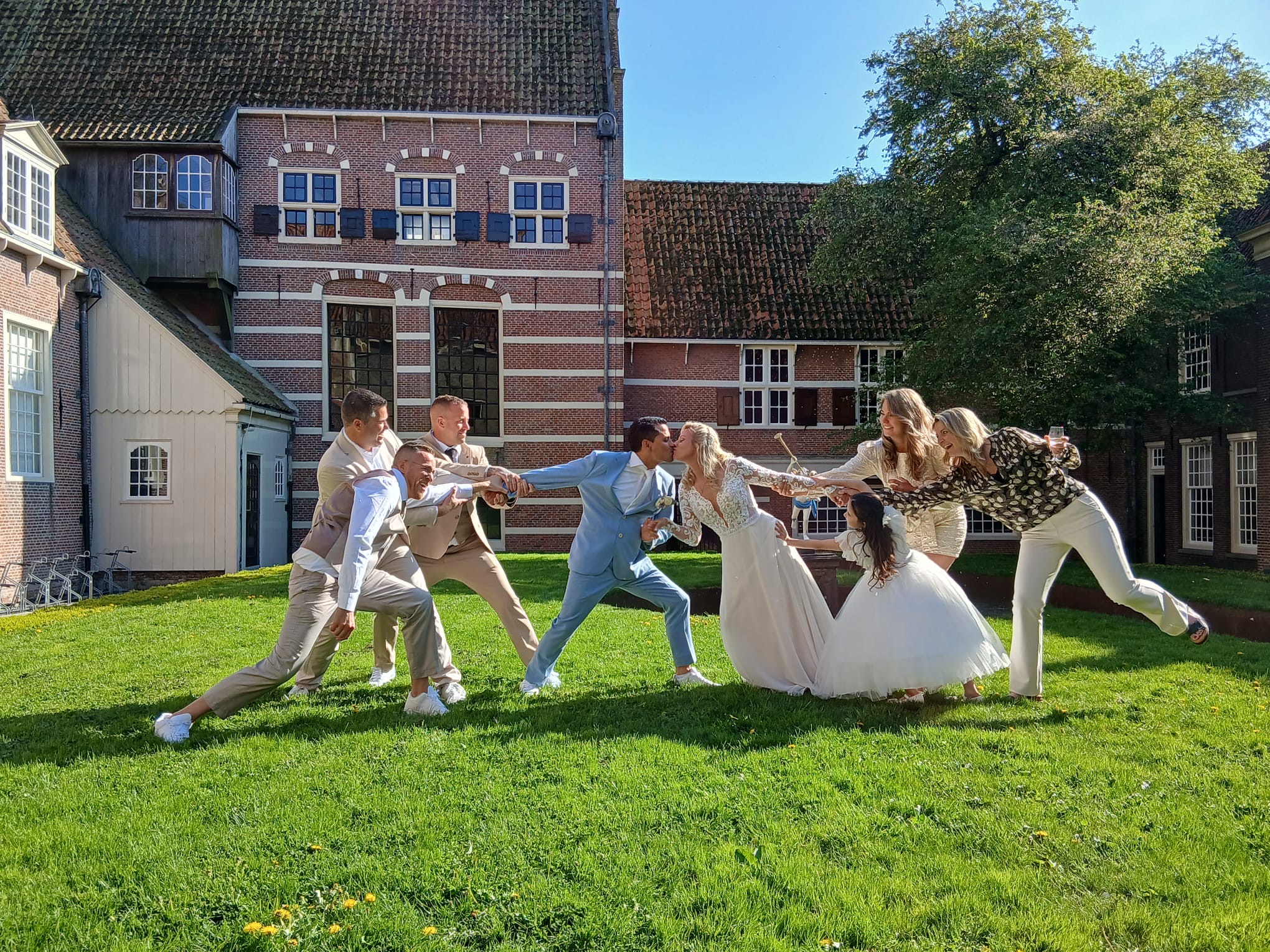 Lichtblauw trouwpak op maat gemaakt door Hoes Tailors Alkmaar foto van trouwdag