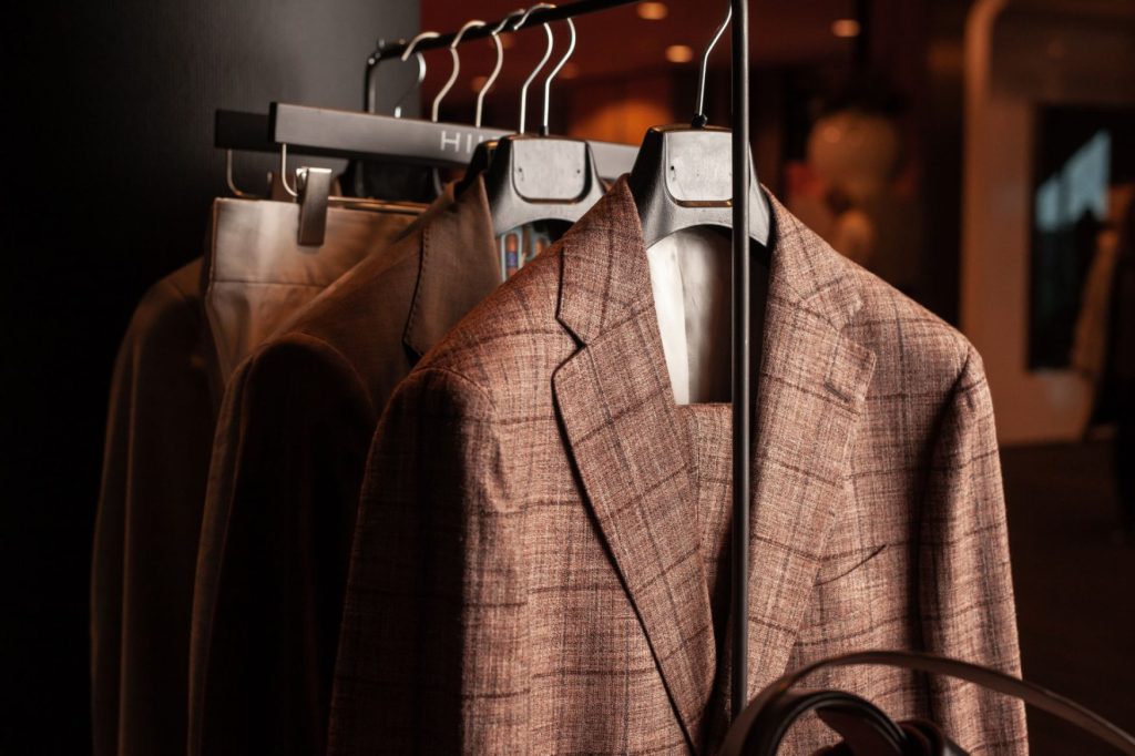Maatpakken bruin met ruit in Alkmaar dichtbij Bergen Hoes Tailors